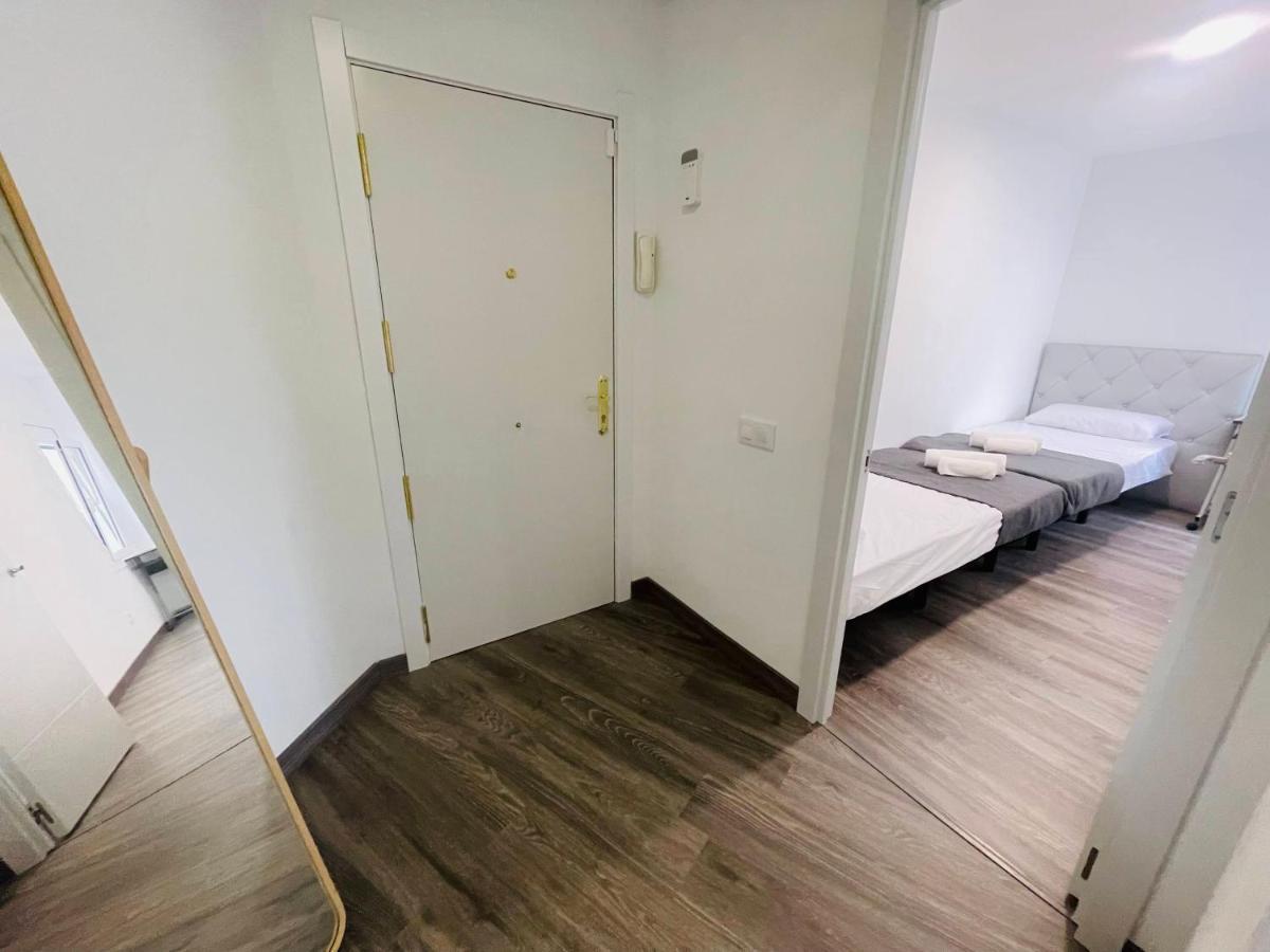 Barca 5 New Beach Apartment サン・アドリア・デ・ベソス エクステリア 写真