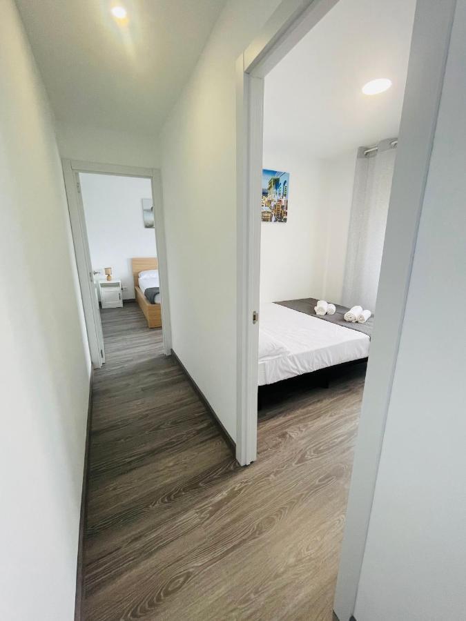 Barca 5 New Beach Apartment サン・アドリア・デ・ベソス エクステリア 写真